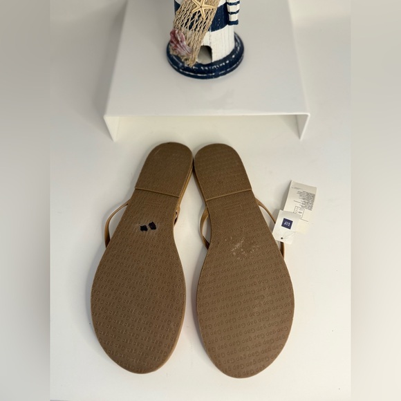 π»GAP NWT Women's Tan Flip Flops. Size 9. WSAND49. - Picture 2 of 2